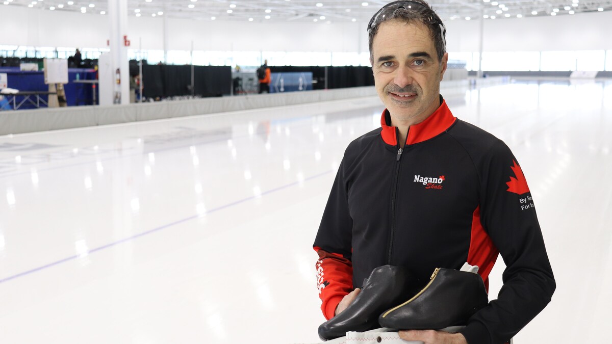 François Drolet en uniforme de patinage de vitesse aux abords d'une glace.