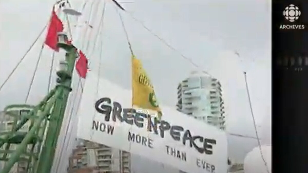 Une bannière de Greenpeace flotte à Vancouver. 
