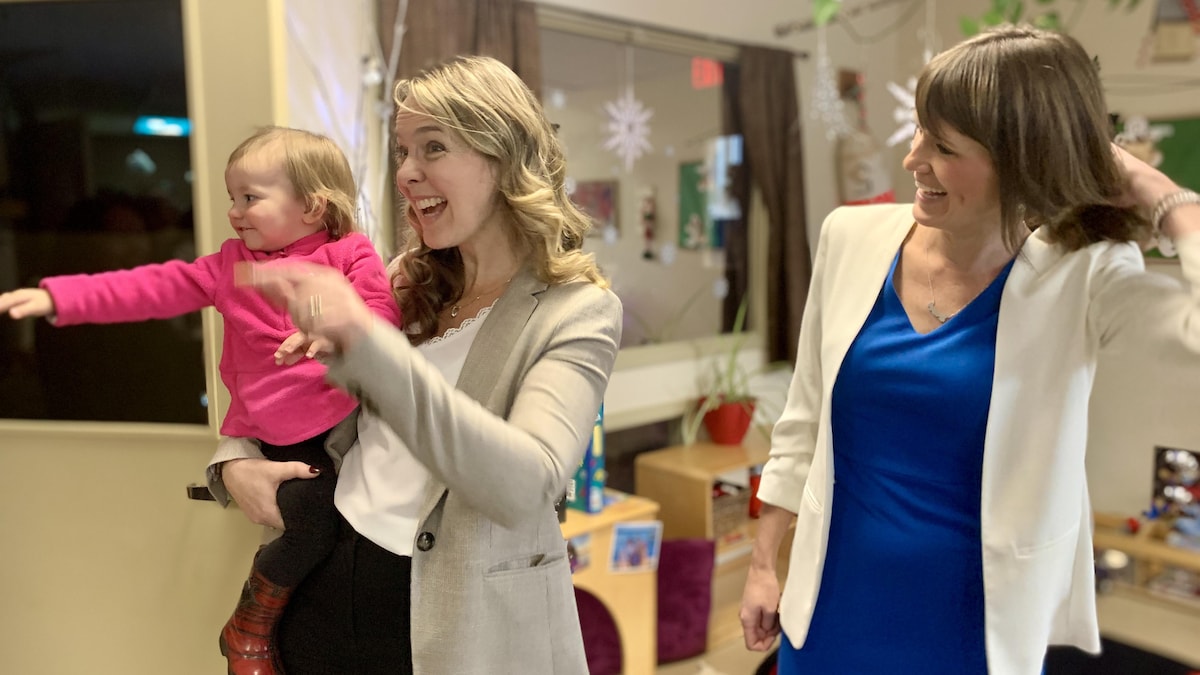 Jenna Sudds et Natalie Jameson dans une garderie avec un enfant.
