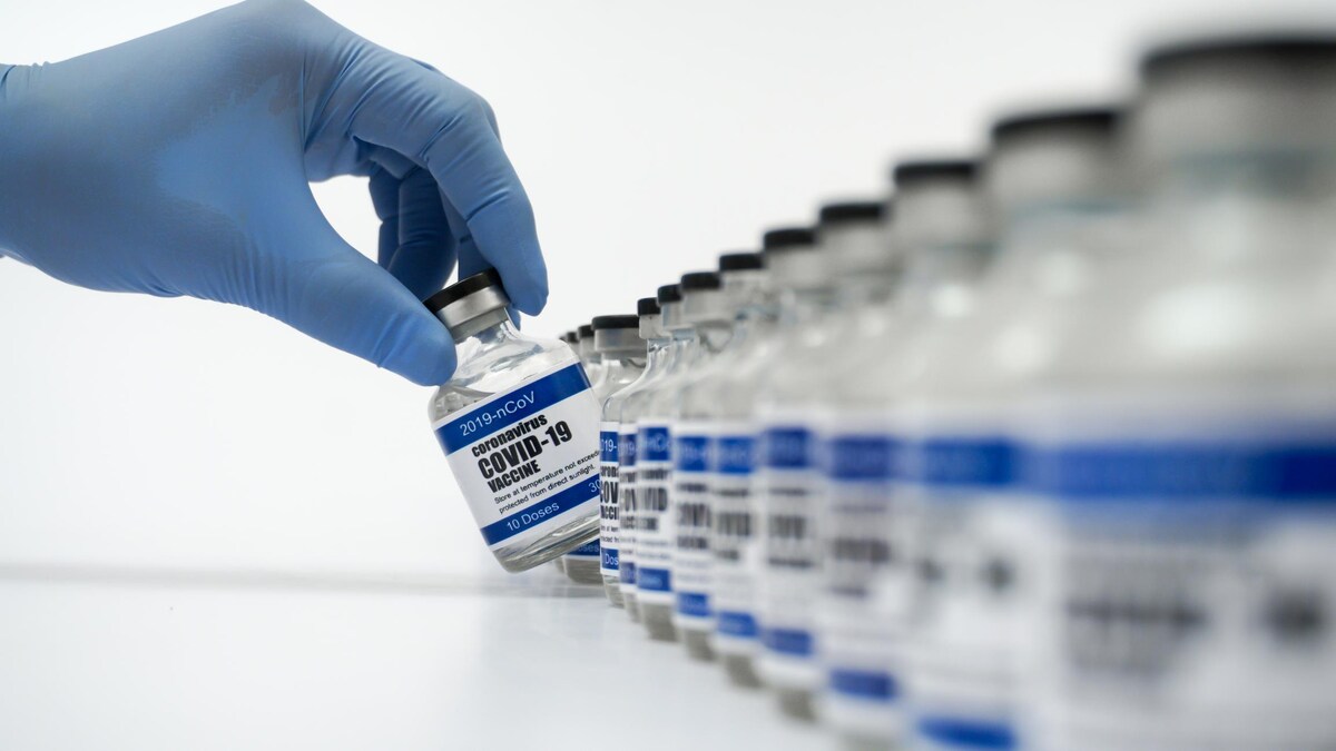 Des fioles de vaccins contre la COVID-19 alignées sur une tablette.