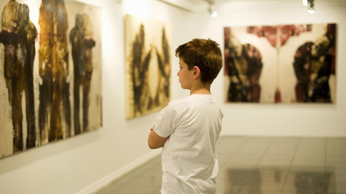 Un élève regarde des œuvres d’art au musée.