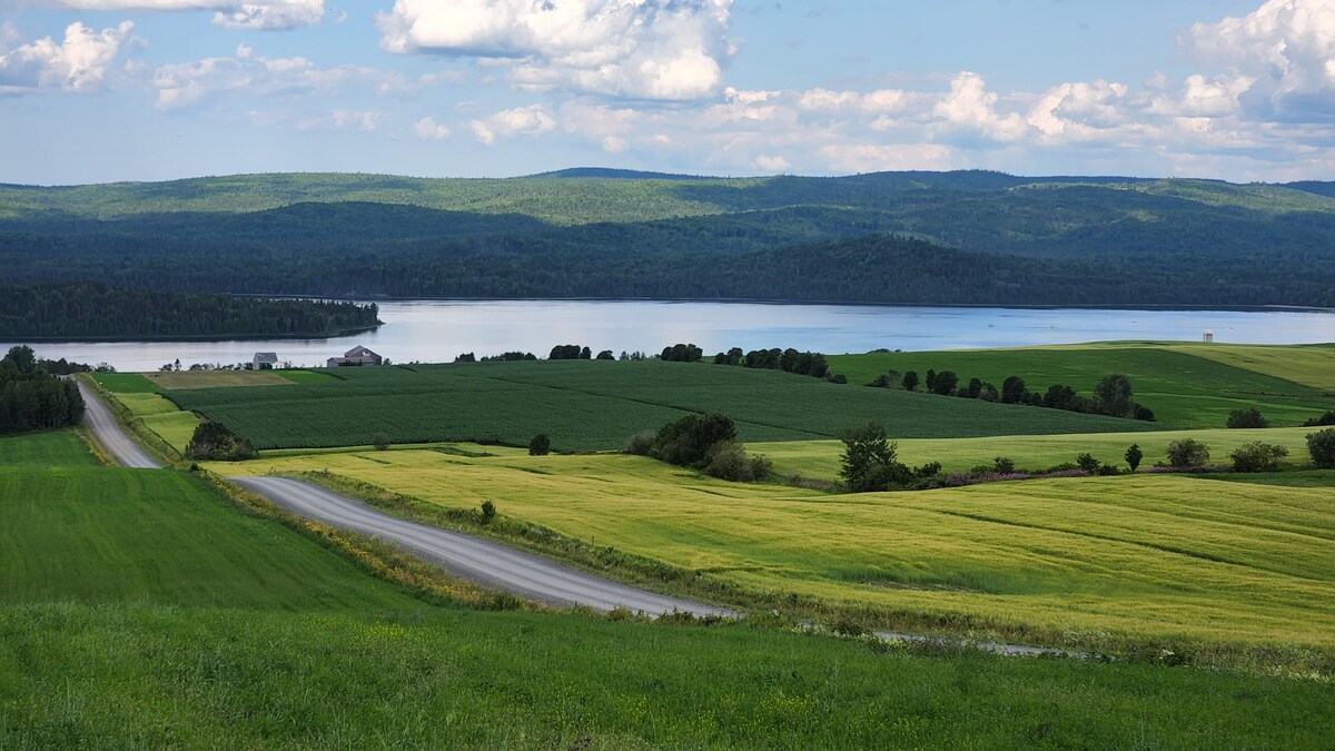 Le lac Matapédia est les terres agricoles vallonnées caractérisent le paysage de la région. 