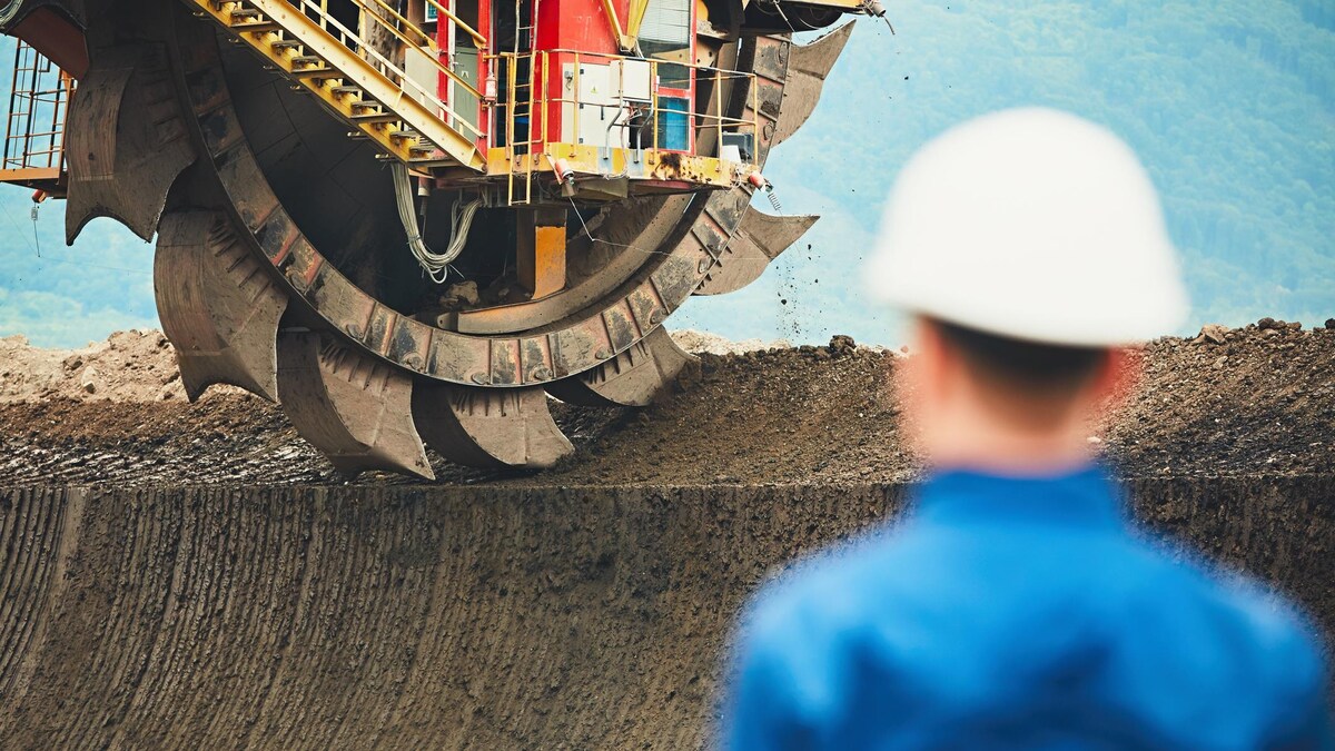 Un homme dans une mine. 