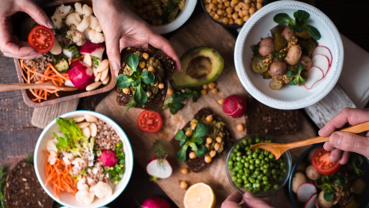 Des plats végétariens sur une table. 