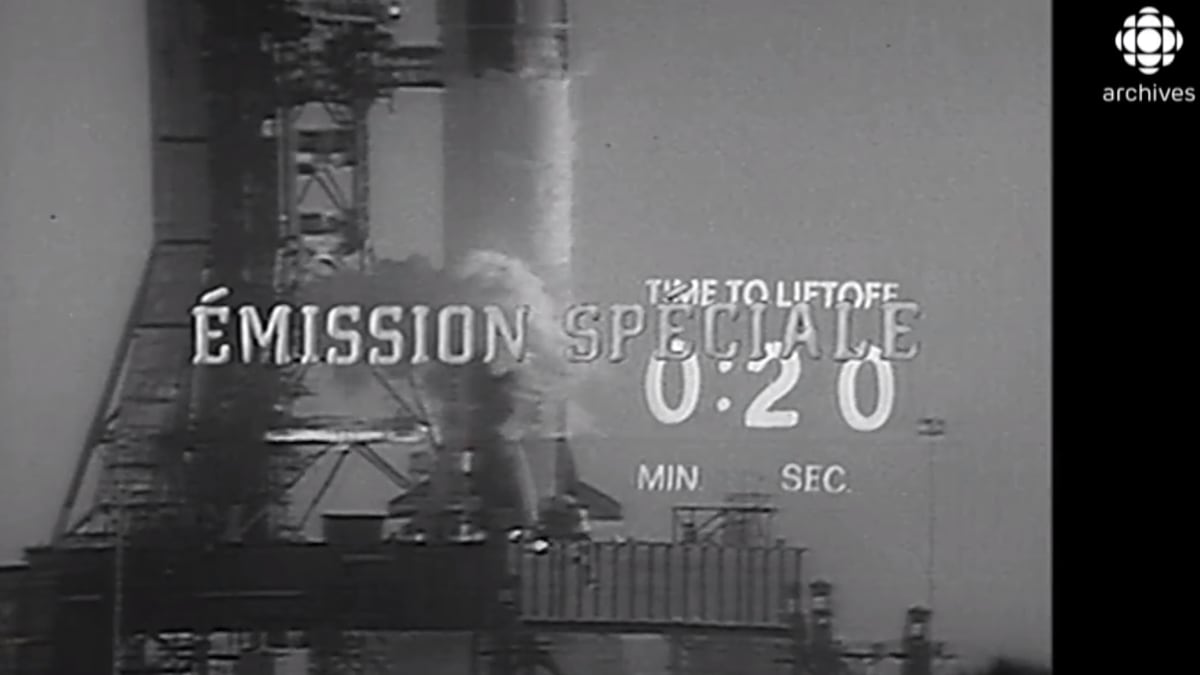 Images en direct et en noir et blanc de la rampe de lancement de la NASA à Cap Caneveral en Floride. Une fusée est sur le point de décoller. Ces images ont été utilisées par l'émission Caméra 68 lors de son émission spéciale soulignant le dixième anniversaire de l'agence spatiale américaine. 
