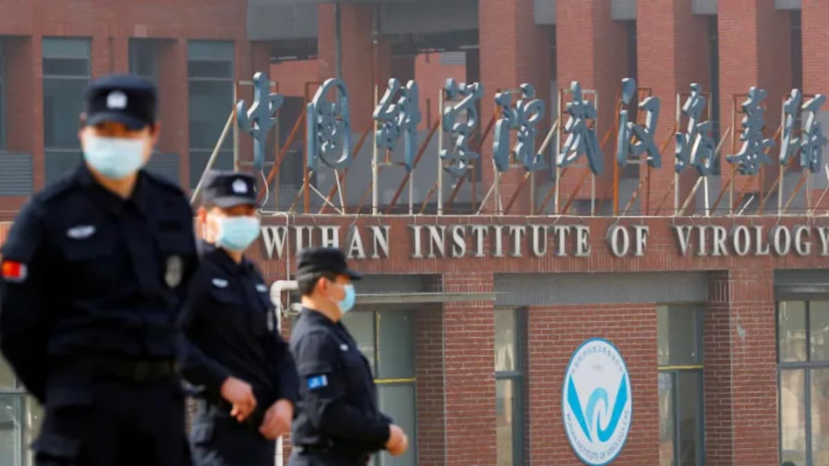 Trois hommes en uniforme et masqués montent la garde devant l'Institut de virologie de Wuhan. 