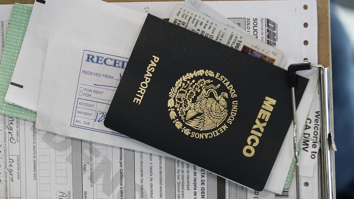 Un passeport mexicain accompagné d'autres documents et de formulaires.
