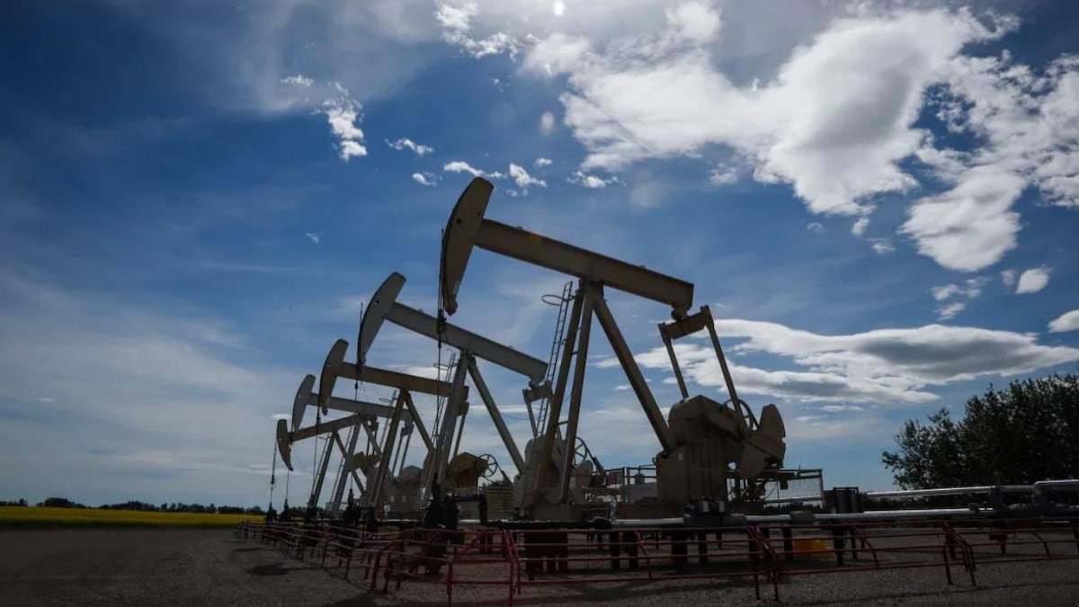 Des pompes extraient du pétrole du sol près d'Olds, en Alberta.