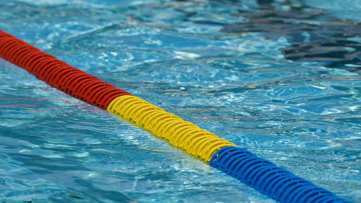 Un séparateur multicolore en plastique dans une piscine olympique