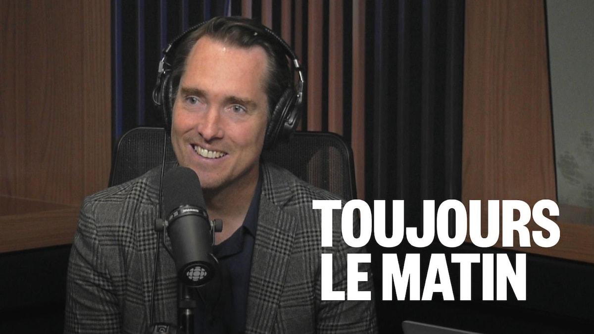 Il répare sa pancarte électorale et celle de son adversaire