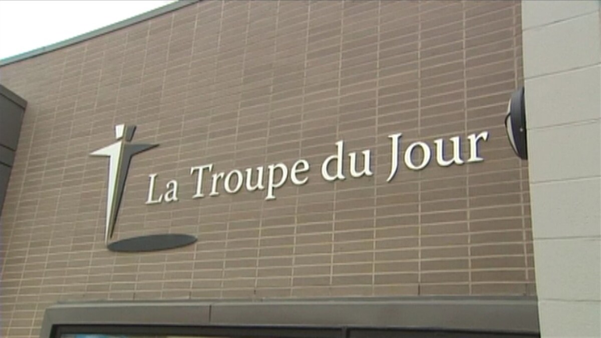 Logo de La Troupe du Jour sur un édifice en brique.