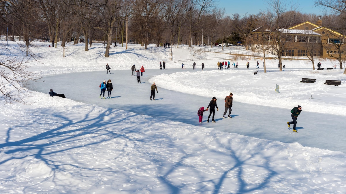 Des gens patinent sur la patinoire du parc La Fontaine à Montréal.