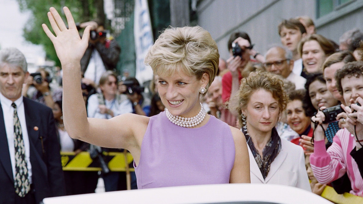En novembre 1996, Diana Spencer, la princesse de Galles, salue la foule lorsqu'elle quitte le Victor Chang Cardiac Research Institute à Sydney.