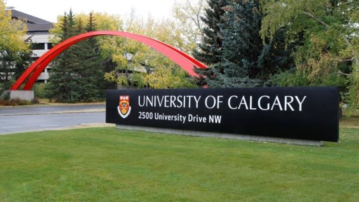 L'affiche à l'entrée de l'Université de Calgary sur du gazon.