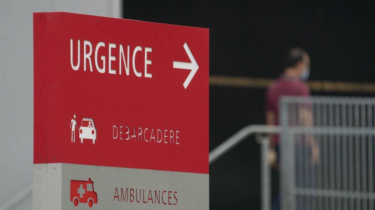Gros plan sur une affiche indiquant la direction pour se rendre à l'urgence d'un hôpital.