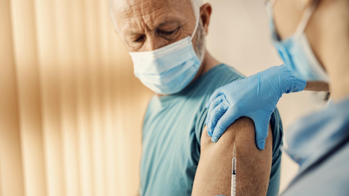 Un homme âgé reçoit une dose de vaccin.