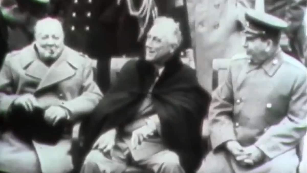 Winston Churchill, Franklin D. Roosevelt et Joseph Staline assis ensemble à Yalta. 