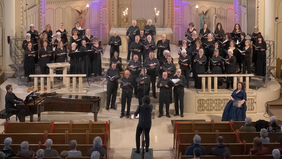 Les membres du Chœur classique de l'Outaouais en performance dans une grande église.