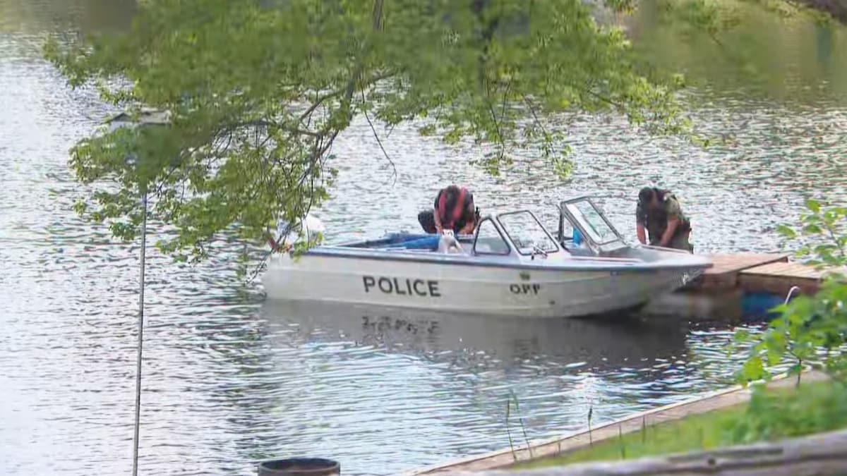 Deux policiers attachent un bateau à un quai
