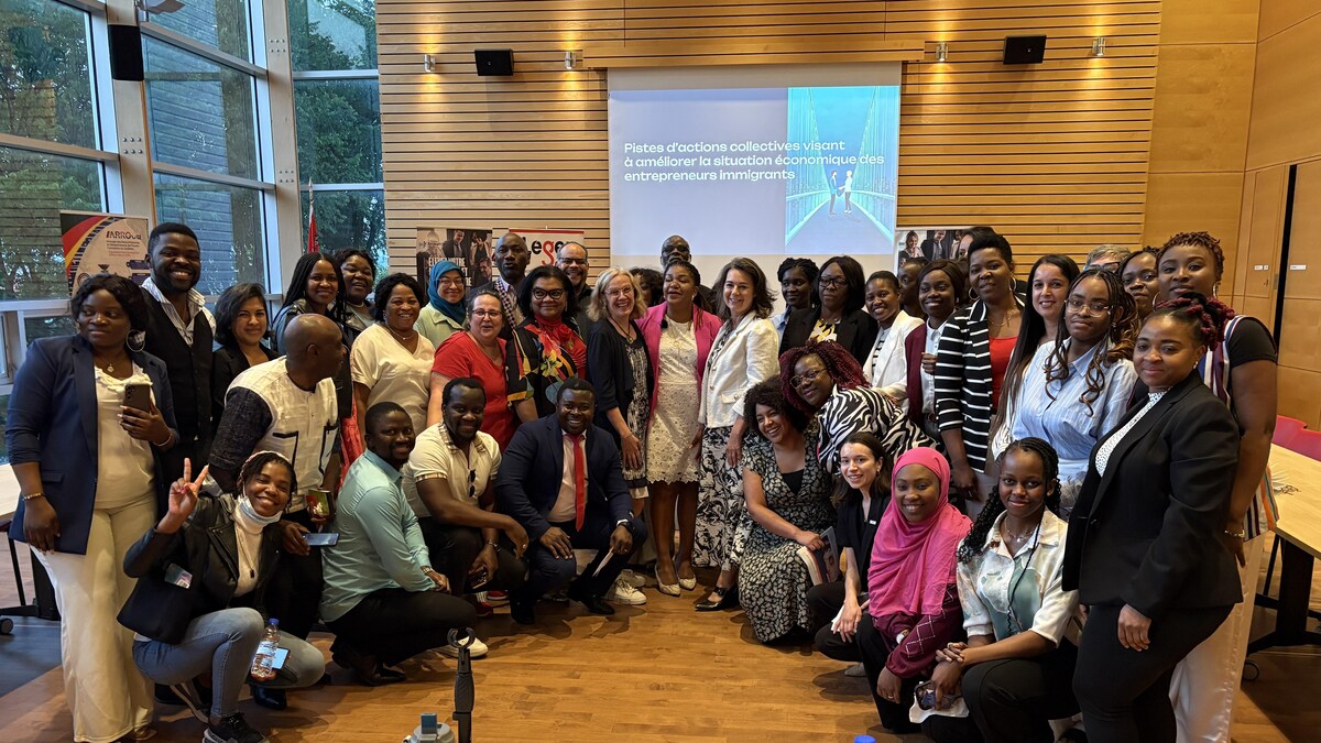 Une photo de groupe de participants d'un colloque.