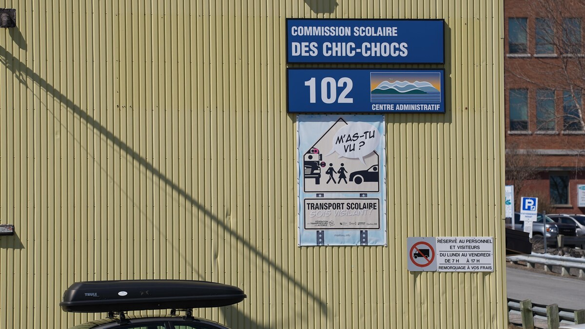 Un édifice jaune du Centre de services scolaire des Chic-Chocs à Gaspé.