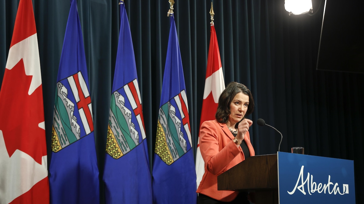 Danielle Smith est au podium à Calgary dans cette photo prise le 10 janvier 2023. 