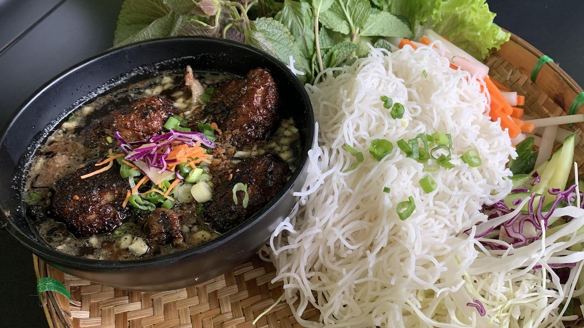 Gros plan d'un plat de Le bun cha Hanoi.