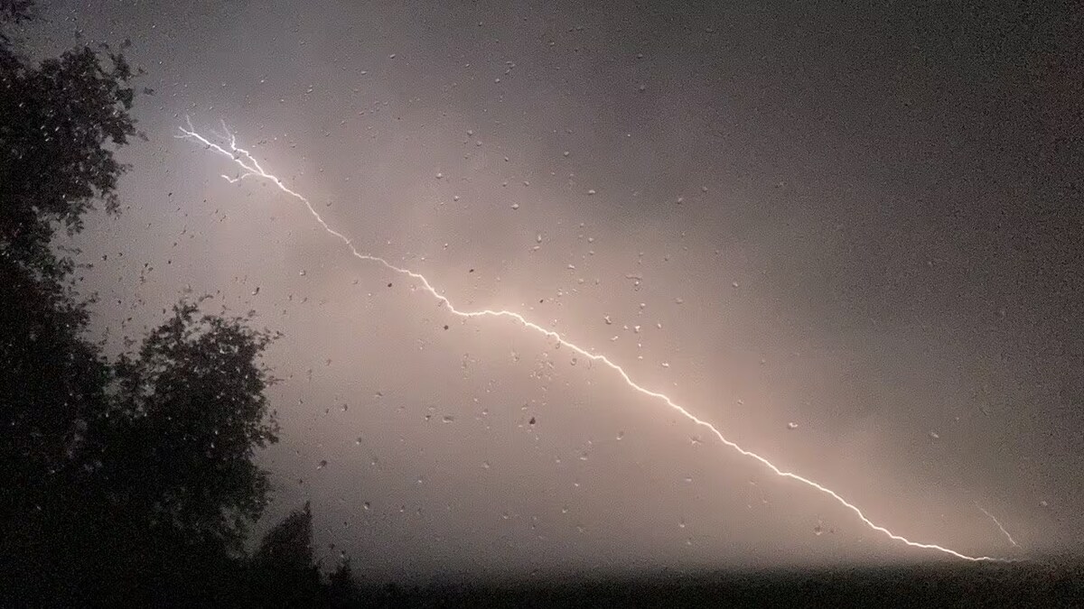 Un éclair sillone le ciel