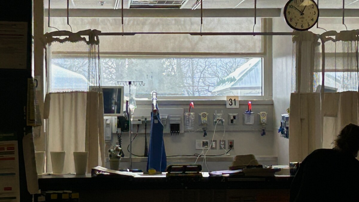 Un comptoir dans une salle d'urgence d'un hôpital et une fenêtre qui laisse entrer la lumière.