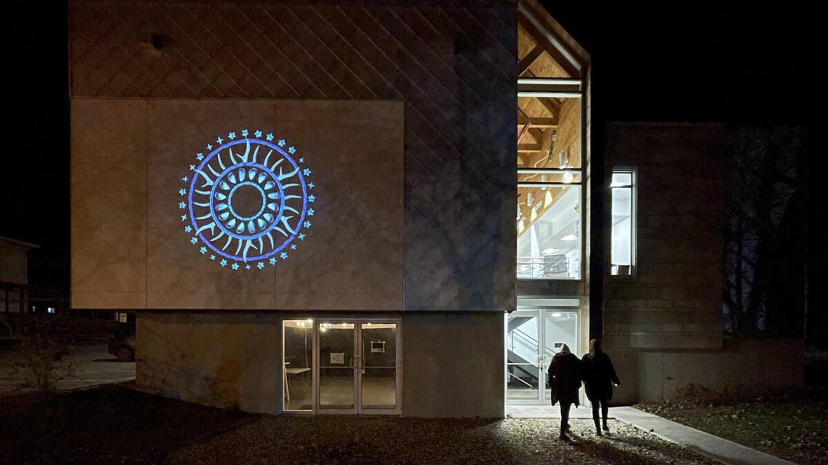 Une projection sur la devanture du Centre d'exposition L'Imagier.