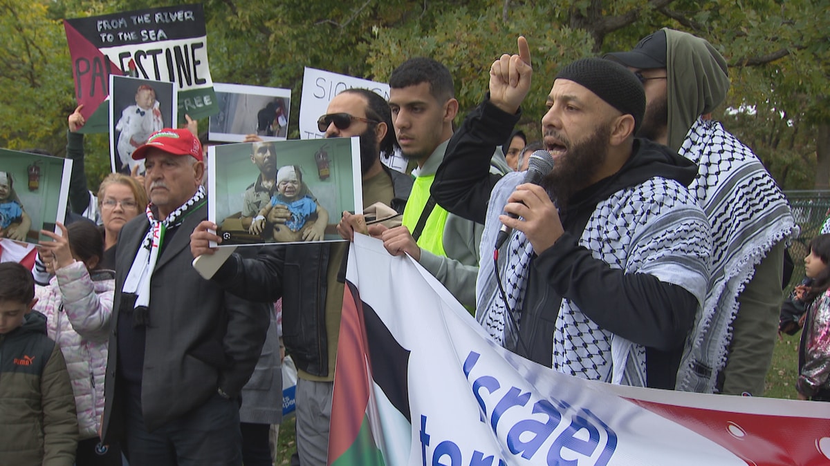 L'imam Adil Charkaoui au micro lors d'une manifestation pro-Palestine à Montréal.