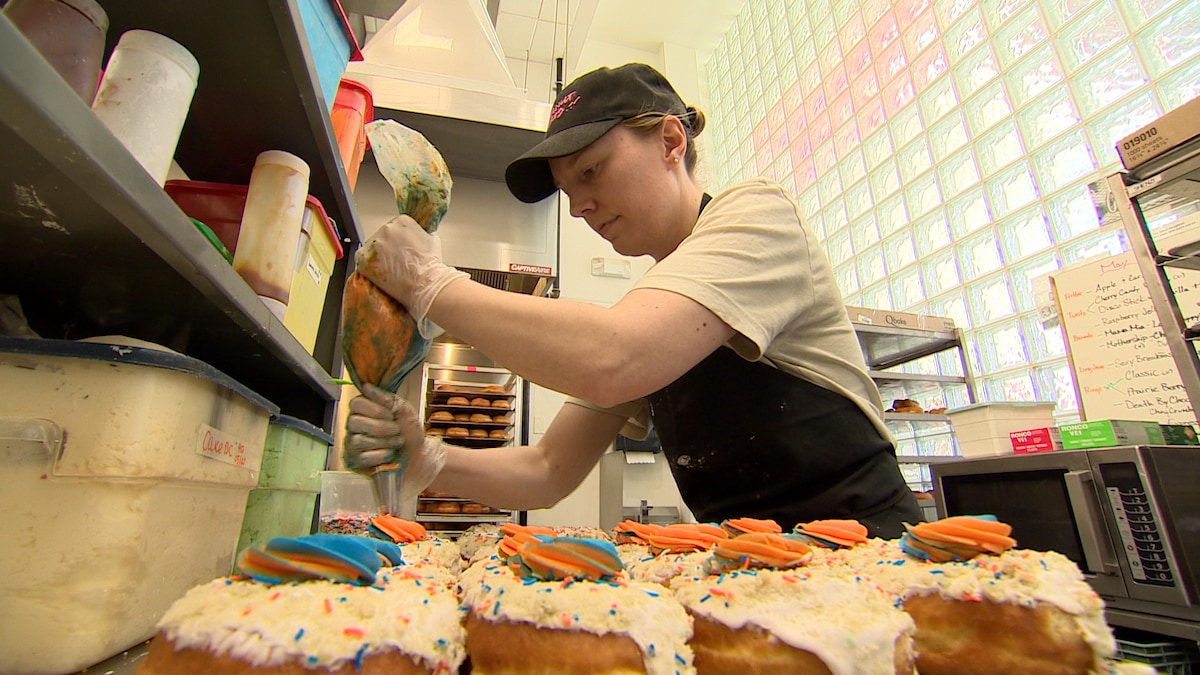 Une employée du magasin Doughnut Party prépare des beignets Connor McDoughnut.