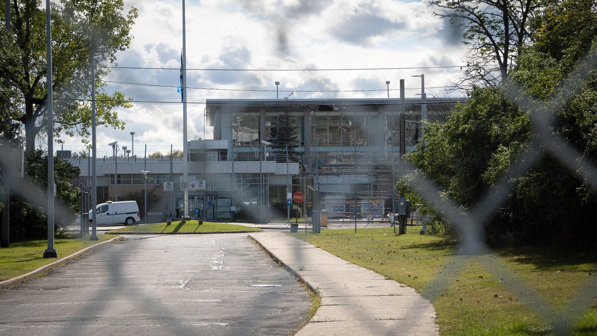 Un centre de détention derrière une clôture de métal