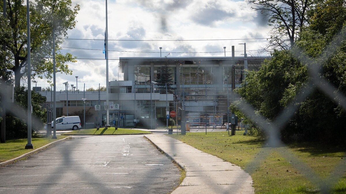 Un centre de détention derrière une clôture de métal.