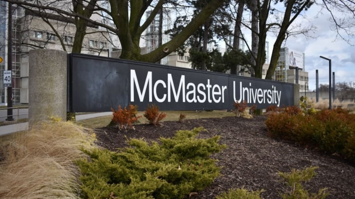 Un panneau d'entrée de l'Université McMaster.
