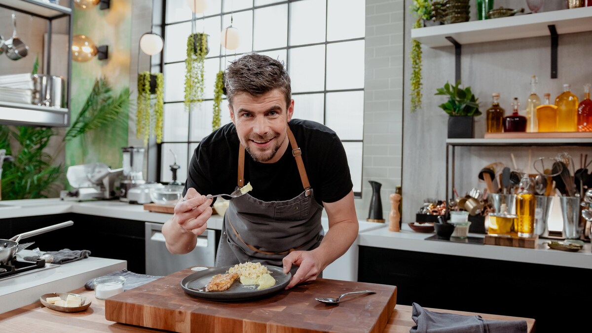 CUISINIERS à ROANNE GE Cuisinière électrique 5,0 pi³ ardoise JCB630EKES | Leon's