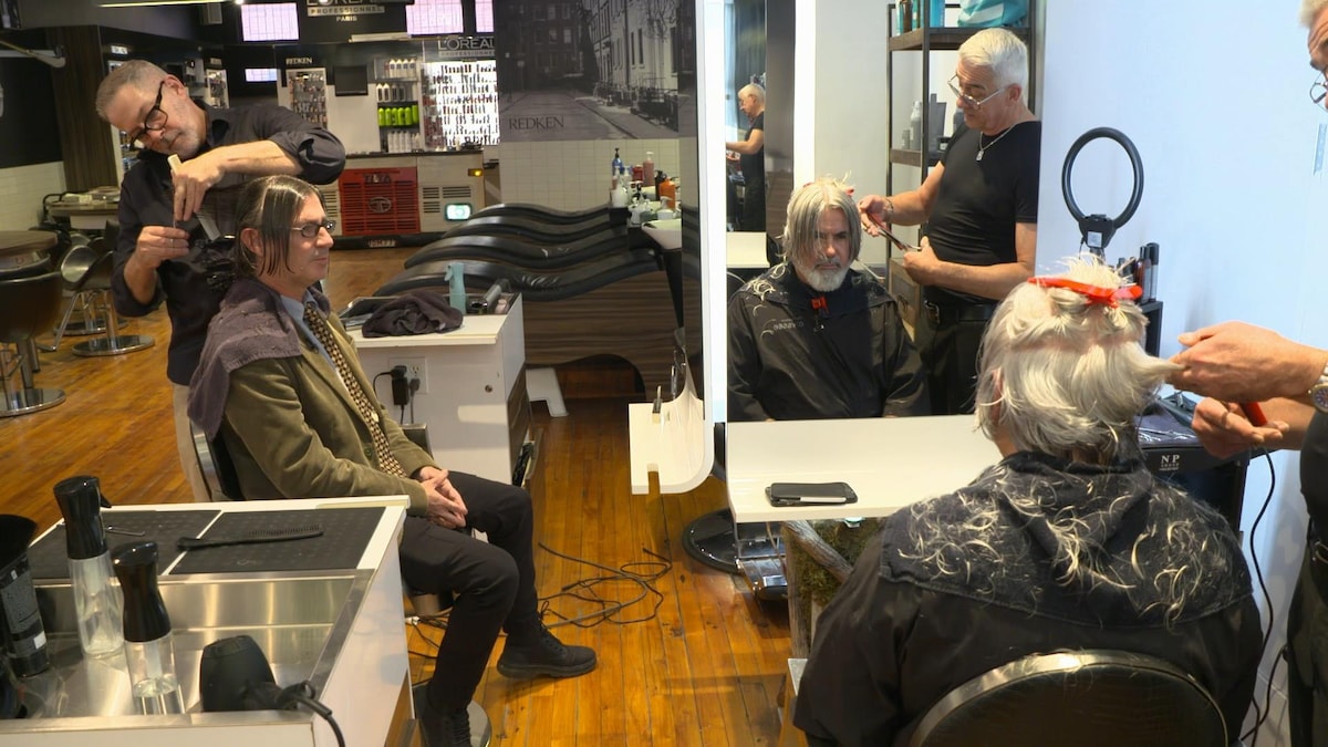 Jean-René et le ministre des Transports Pablo Rodriguez se font couper les cheveux ensemble.