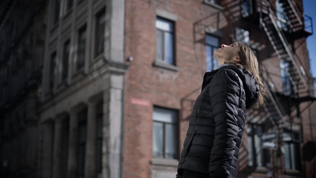 Une femme qui regarde vers le ciel.