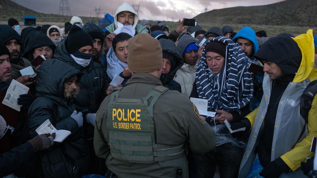 Des demandeurs d'asile se pressent pour être reçus par des agents de la patrouille frontalière dans un camp improvisé près de la frontière entre les États-Unis et le Mexique, à l'est de Jacumba, en Californie.