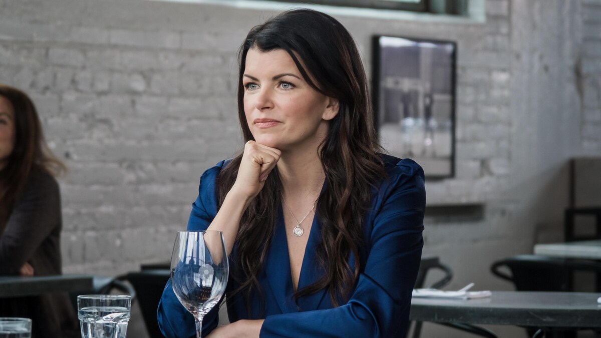 Kim Lévesque-Lizotte, à table, discute avec Pierre-Yves McSween, qu'on ne voit pas.