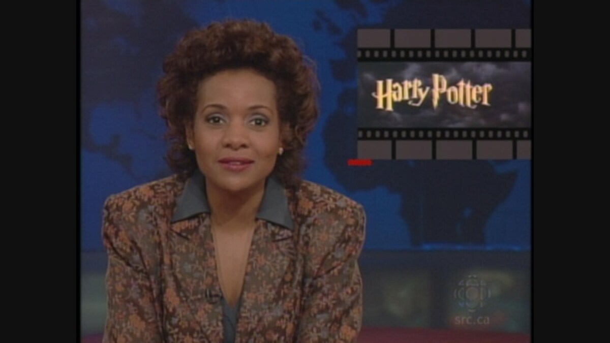 Une femme souriante (Michaëlle Jean) parle à la caméra, et derrière elle, une image mentionnant le titre Harry Potter.