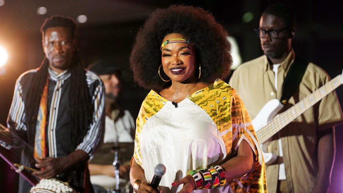 Oumou Sangaré interprète la chanson Sabu