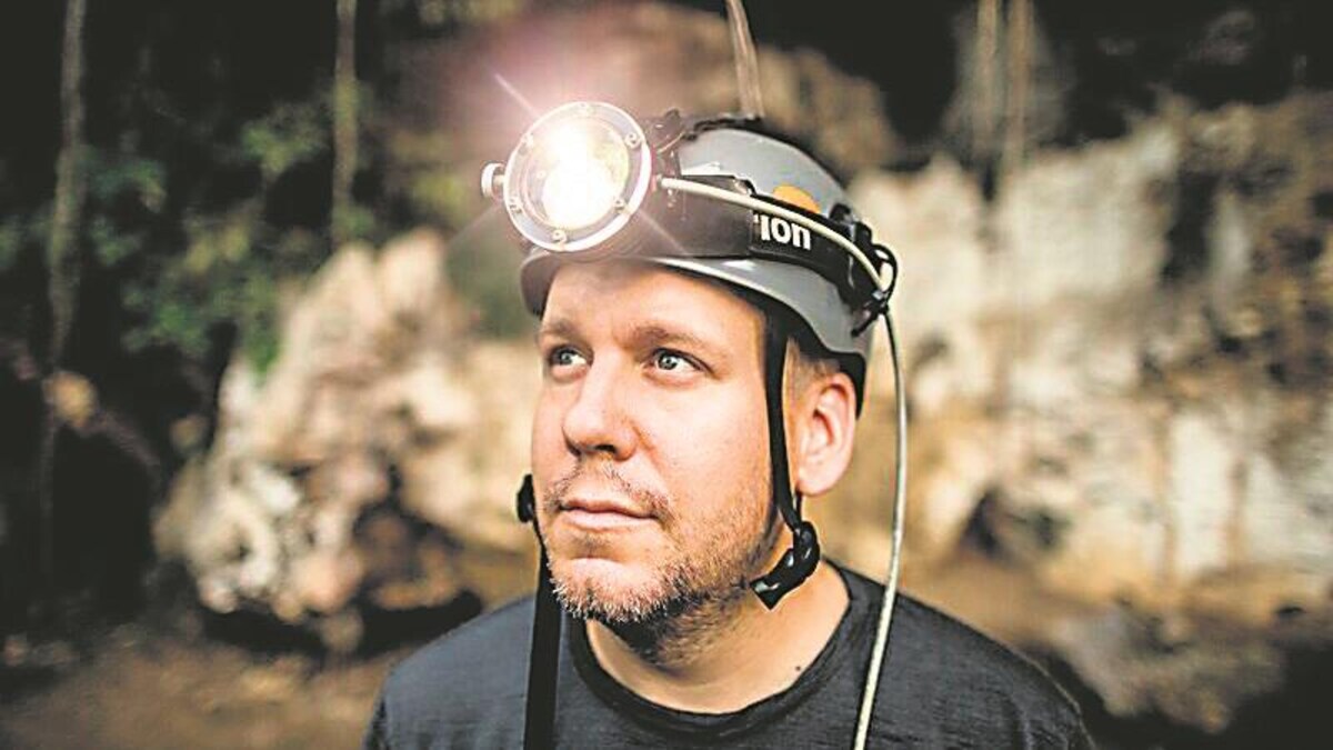 photo de maxime aubert dans une grotte.