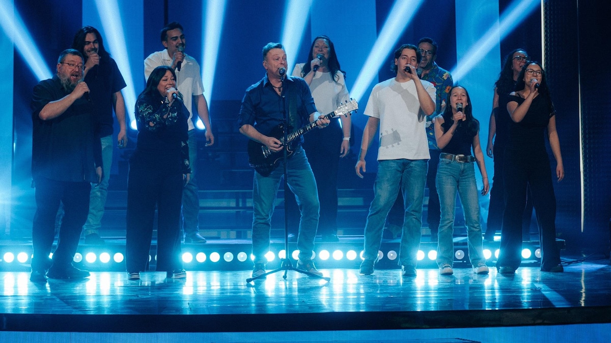 Daniel Boucher chante avec la famille de Mégan Brouillard