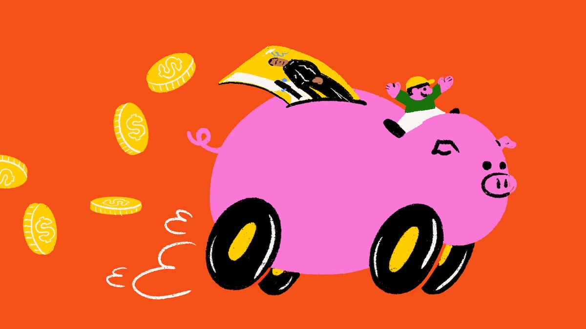 Illustration d'une tirelire en forme de cochon qui est munie de roues. Elle roule. De sa fente s'échappent des dollars et une carte du pilote Lewis Hamilton. Sur son cou, un personnage portant une casquette est assis.