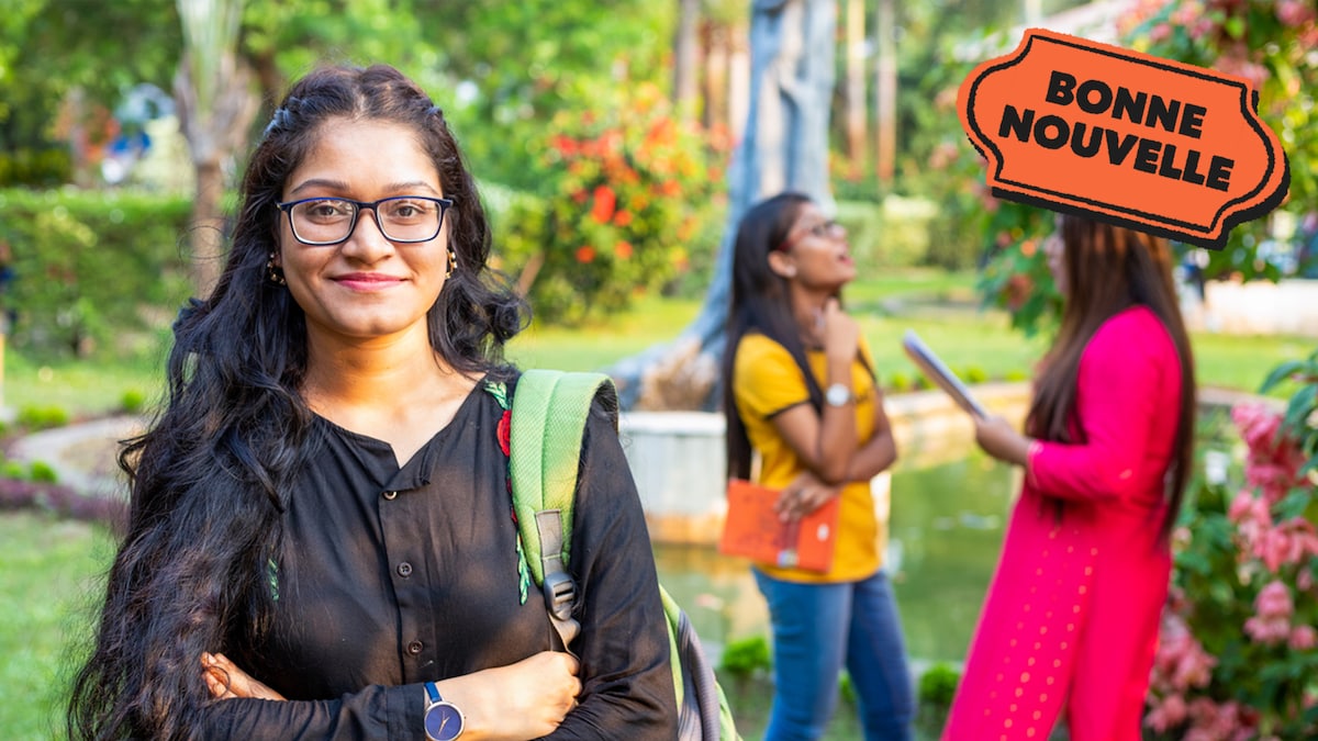 Une femme indienne avec un sac à dos sourit dans un jardin devant deux autres étudiantes, à côté du logo « Bonne nouvelle » de MAJ.