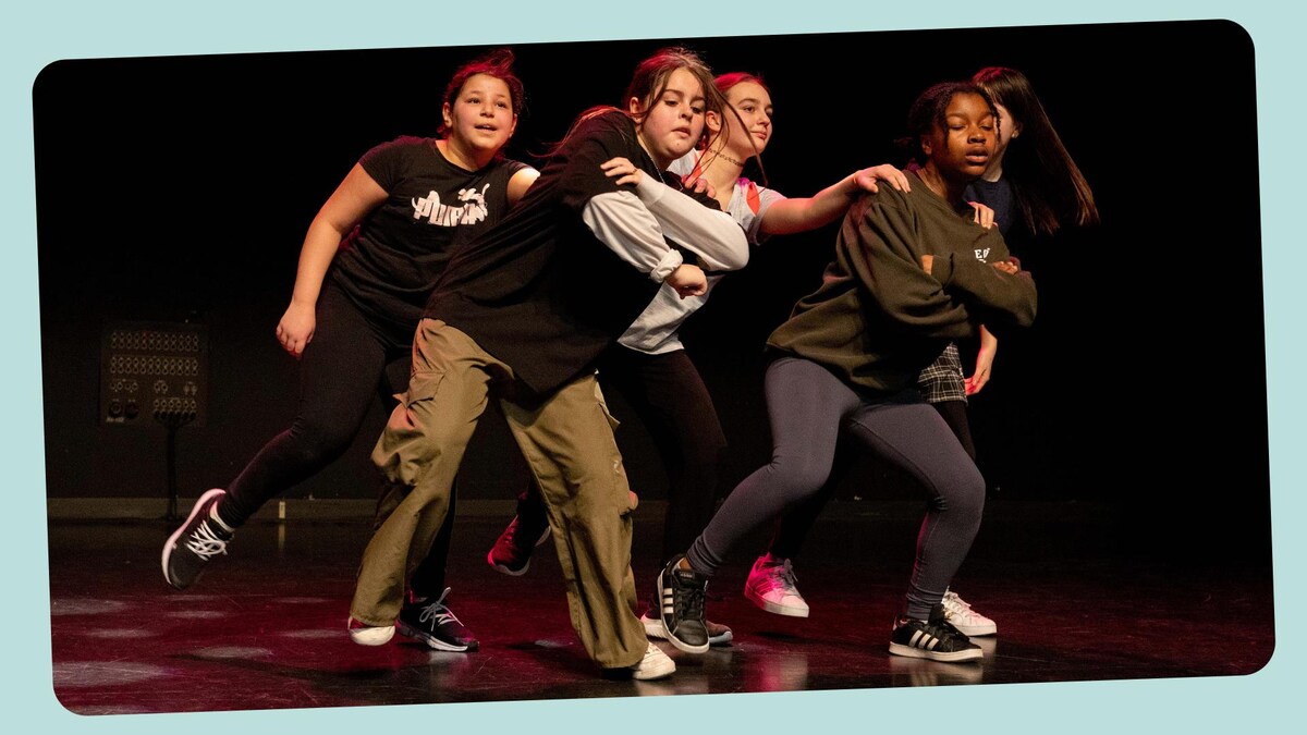 Cinq danseuses font du hip hop sur scène. 