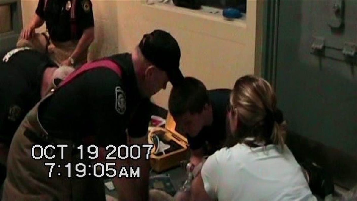 Des secouristes tentent de réanimer Ashley Smith dans une vidéo rendue publique par la cour le 21 janvier 2013.