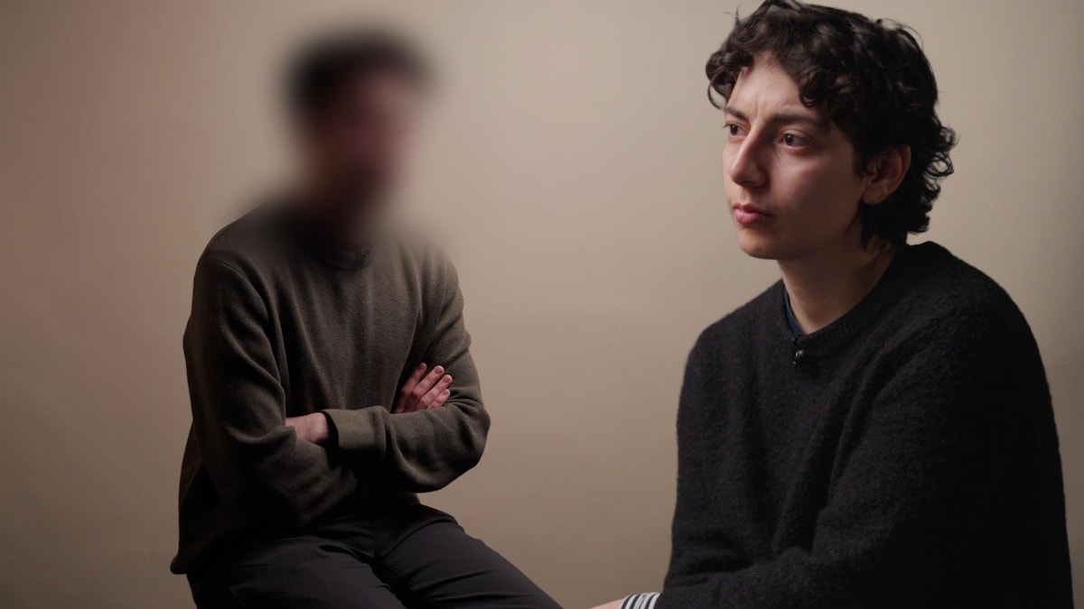 Lyna Mansouri, journaliste, avec un homme dont l'identité est cachée.