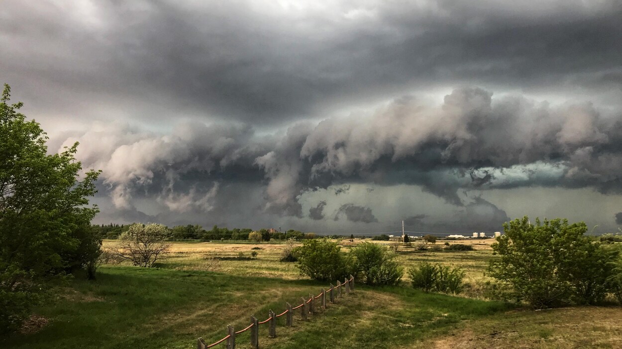 Orages Nuages Menacants Et Rafales S Abattent Sur Le Sud De La Saskatchewan Radio Canada Ca